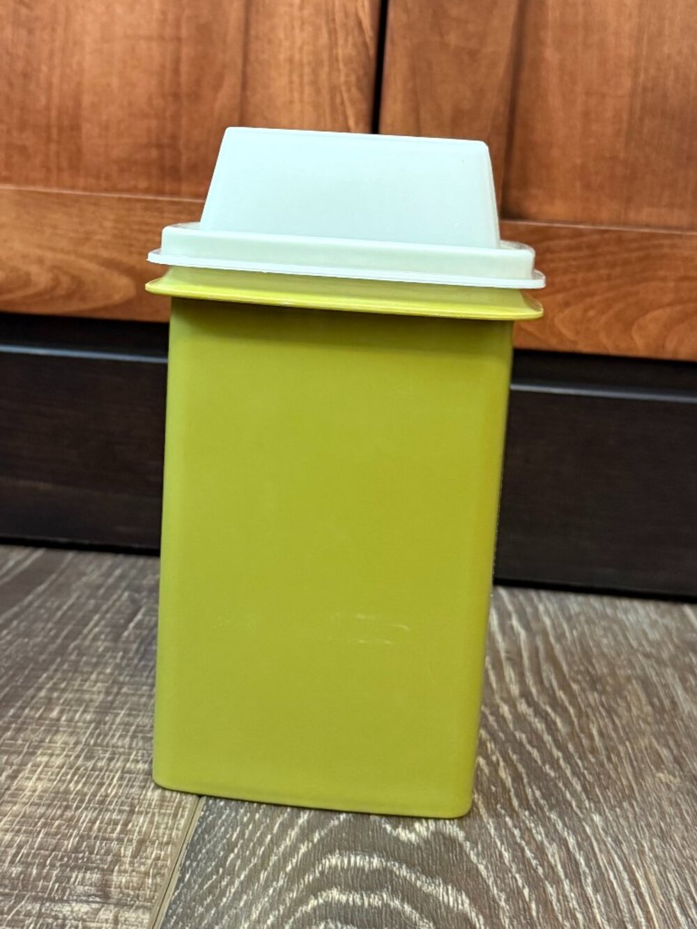 Tupperware Pick-A-Deli Pickle Container - Picture 2 of 16